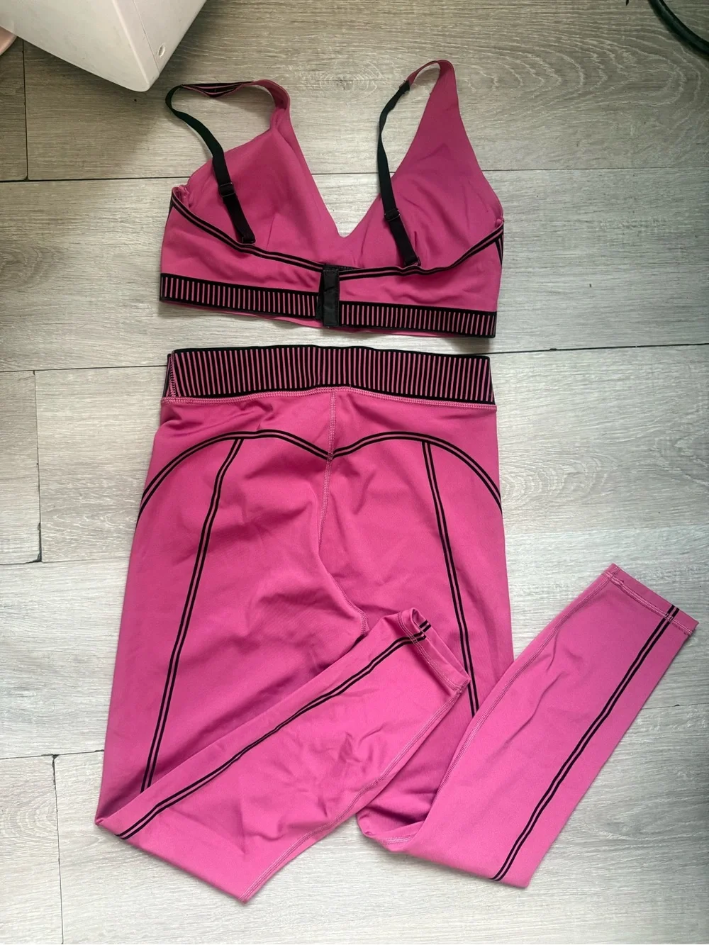 ALO Airlift Yoga Pink Seamless V-Neck Sports Bra & High-Waist Leggings Set
